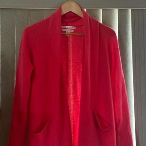 Cashmere sweater small hole that can be fixed.